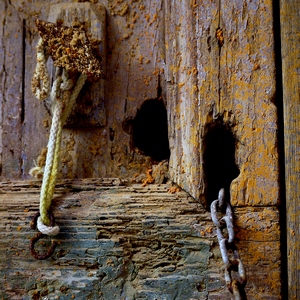 Porte vermoulue retenue par une chaine et cordon - Italie  - collection de photos clin d'oeil, catégorie portes